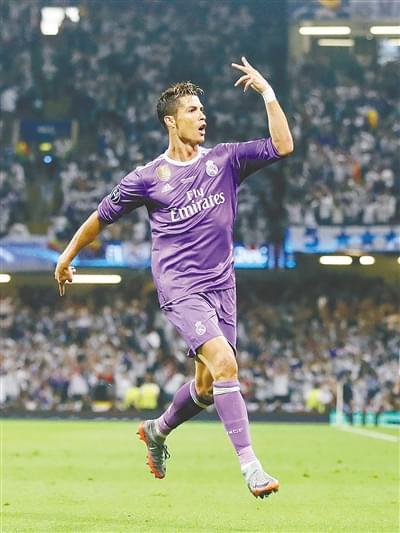 库里重摔离场追梦神情很落寞，赛中急询库里伤情：两人真兄弟情深.